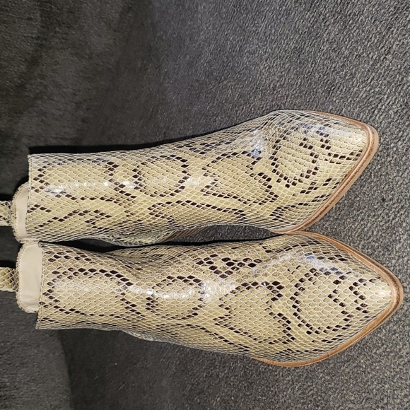 Sole Society Laurelah Bootie - Picture 2 of 8